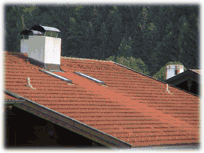 Unterhalb der Kupfer-Kamin-Verwahrungen und Kupferstromleitungen ist Ihr Dach vollkommen sauber.